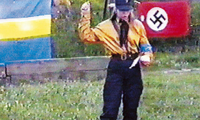 Gikk med naziuniform, hakekors og brunskjorte
